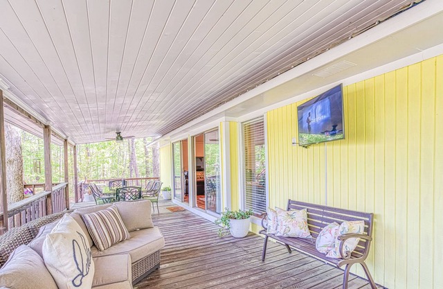 Waterview home in heart of Pickwick! 3bd + loft, sleeps 8. Steps from the water!