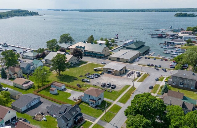 Waterview House w/Fenced Yard, Woodboat, & Museum