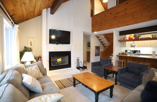 Waterville Valley Vacation Condo close to Town Square and Free Shuttle to Ski Area! (SS6V)