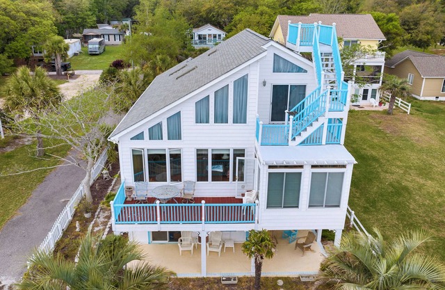 Waterway Escape located on the Intracoastal Waterway. Boating, fishing, Golfing.