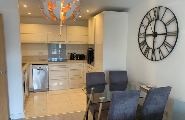 Watford 2 Bedroom Apartment H7, Harry Potter World, Contractors, London Visits