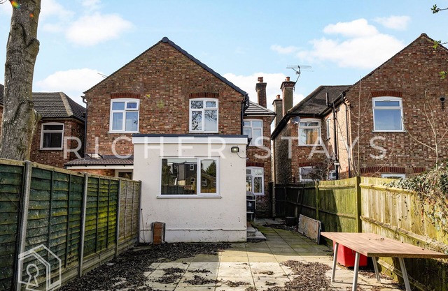 Watford Large 5BR Home | Contractors & Families