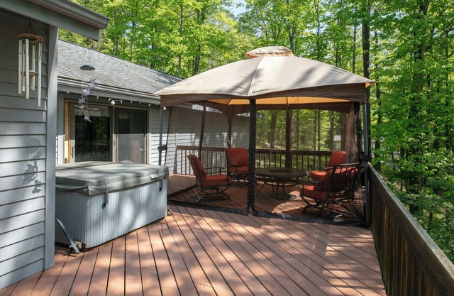 Watkins Glen, Corning, Finger Lakes 3 BR 3 Bath w/Hot Tub