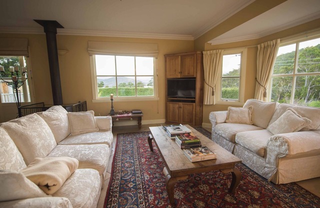 Wattle Grove Homestead- Huon River Views