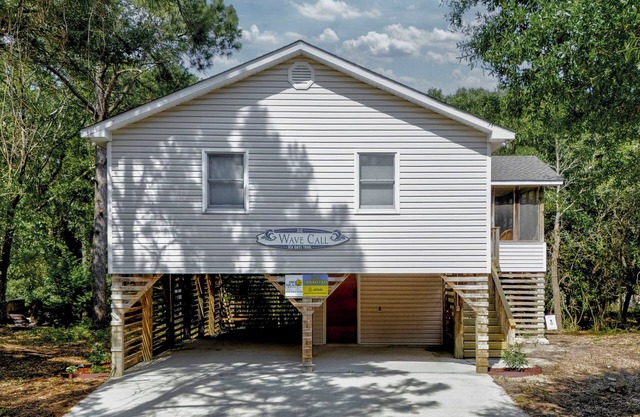 Wave Call, in Southern Shores, beckons you to this luxurious cottage!