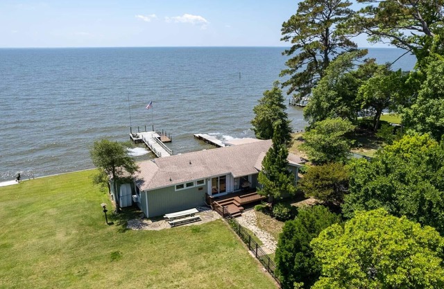 Waveney Cottage in Point Harbor Soundfront 2 Bedroom Home w/Private Pier