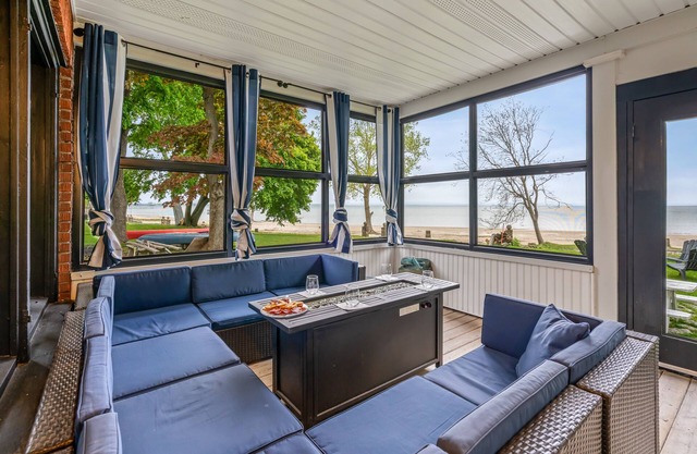 Waverly Place – Waterfront Beauty-Sleeps 8-Lovely Screened in Porch
