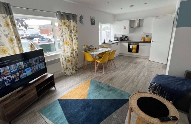 Wayfield Serviced Apartment - 2 bedrooms, Free WIFI, Netflix & Parking