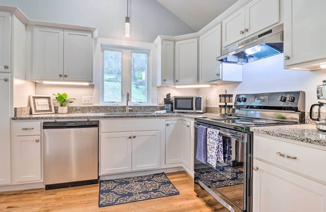Waynesville Smart Cabin w/Hot Tub & Views!