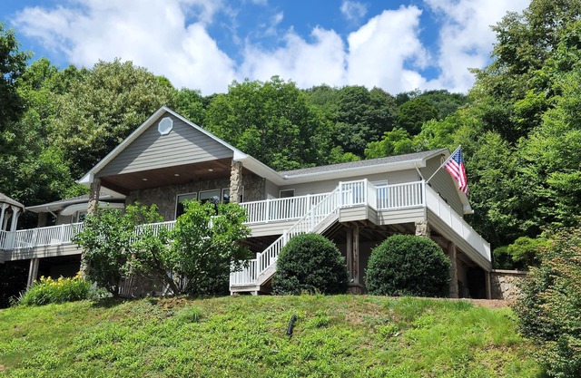 Waynesville Sunrise! Beautiful, Panoramic Views from 4,200 Ft