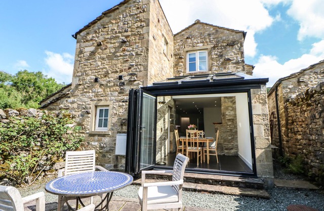 WAYSIDE COTTAGE, family friendly, with open fire in Starbotton