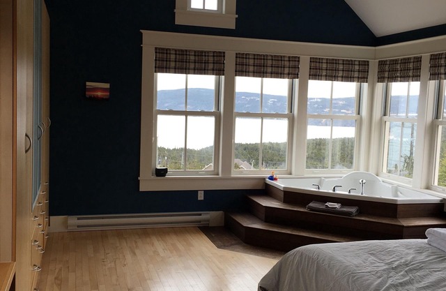 We are Canadian! Modern Salt Box with Amazing Ocean Views 10mins from St. John's