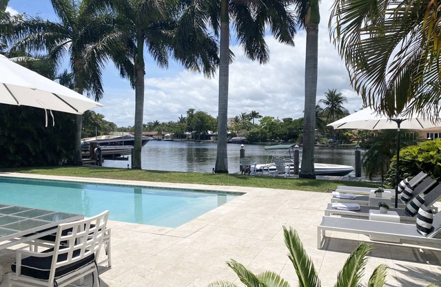 WE ONLY LIVE ONCE : Stylish and peaceful Retreat on the water. Amazing views !