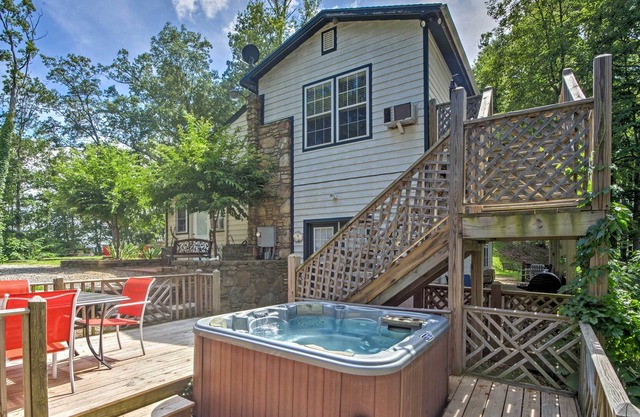 Weaverville Cottage w/Deck, Hot Tub & Scenic Views