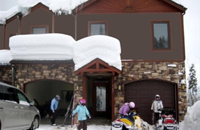 Weekly Discounts! Whitefish Mountain Ski Resort ski in ski out, Luxury Townhouse