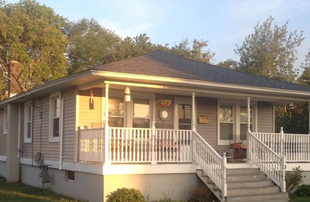 Weekly rental July,Aug, weekends June,Sept. Crated Dogs w a fee