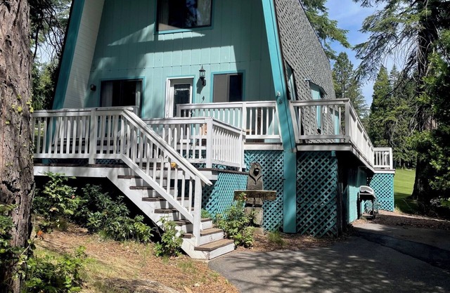 Welcoming 2-bedroom cabin in Lake Almanor Country Club on the golf course