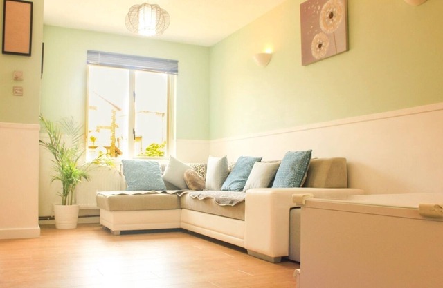 Welcome Home Twin Bedroom near Heathrow, London