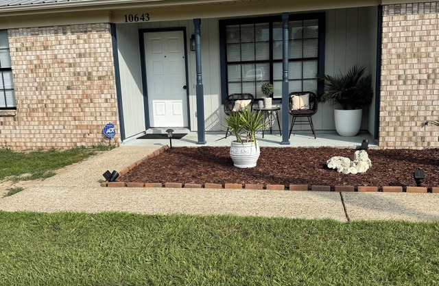 Welcome t Sunrise Cottage nLocated just minutes from beautiful beach & downtownn