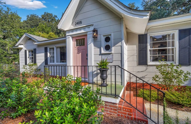 Welcome to Belle’s Love Shack! Cozy 3 BR Home close to Downtown & Parris Island