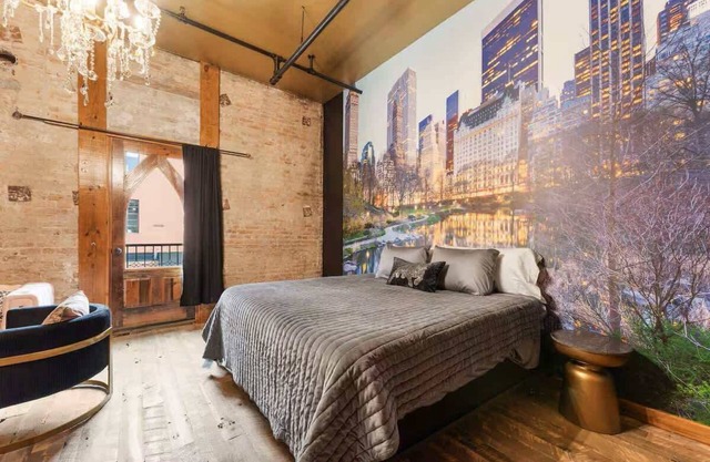 Welcome to Black Palace-C! A beautiful downtown loft with easy access to everyth
