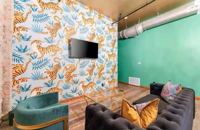 Welcome to Black Palace-D! A beautiful downtown loft with easy access to everyth