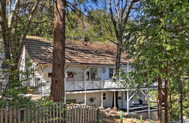 Welcome to Cupcake Cottage! Fireplace! Pet Friendly! Sleeps 4!