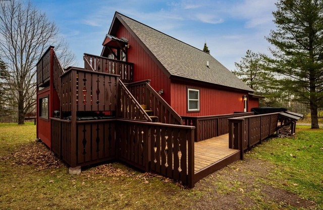 Welcome to Hillside Haus: Your Cozy Trailside Retreat!