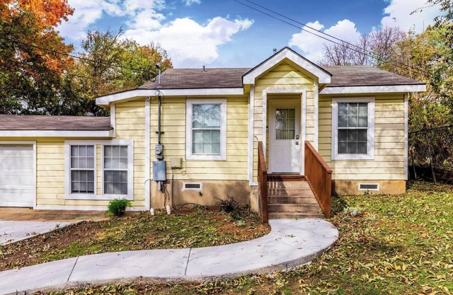 Welcome to Irving! My peaceful yellow cottage is ready to welcome you and your guests