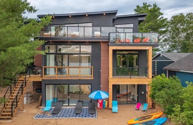 Welcome to 'Malibu in Muskoka' Luxury Cottage on Beautiful Forest Lake🌴🎣 🏖️