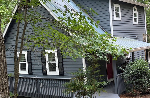 Welcome to our country cabin! Sleeps 6.