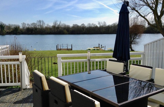 Welcome to our lakeside holiday home in the heart of the Cotswold Water Parks