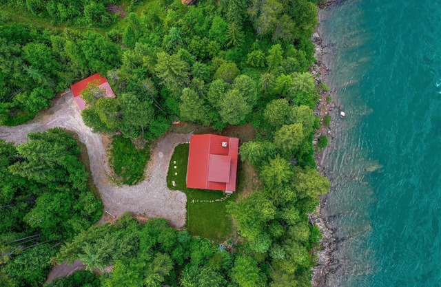 Welcome to Sweet Water, 2 bed 2 bath log cabin 10 minutes from Glacier Park!