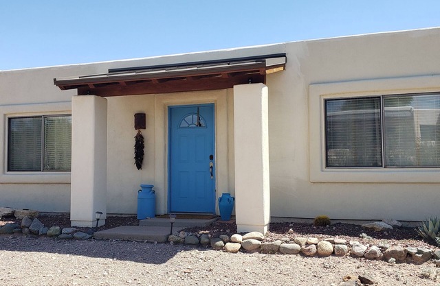 WELCOME TO THE BLUE DOOR CASITA AT FOUR FLAGS FARM: WAY OUT WEST.