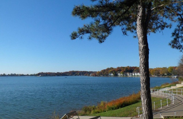 Welcome to the modern decor cottage! Walk to Beach, Boat Rental, Huge Deck