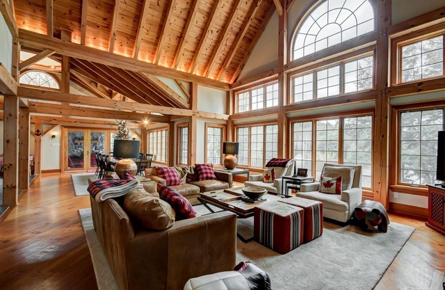 Welcome to this 4,200 sq. ft, 7 bedroom Cottage on Lake of Bays! Sleeps 16