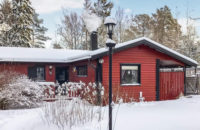 Welcome to this inviting vacation home in an idyllic location on the lake!