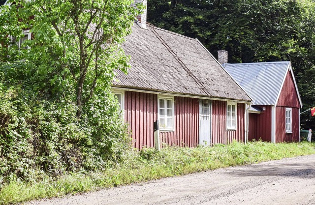 Welcome to this pretty wooden house.