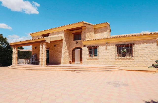 Welcome to this spacious and authentic villa with swimming pool in Caravaca.