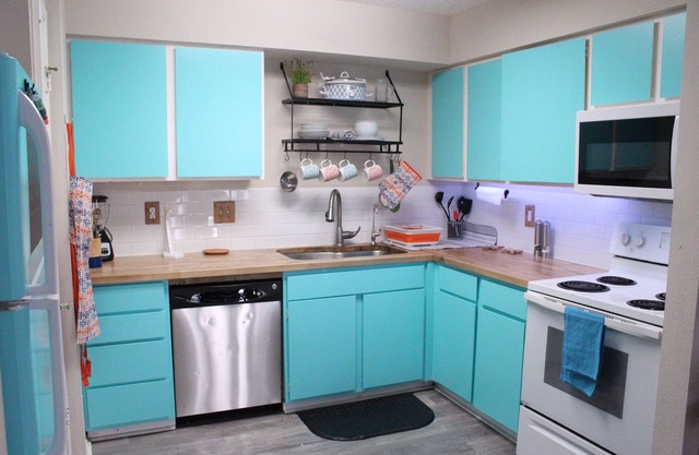 Welcome to your home away from home. Quiet 2 bedroom ready for your visit.