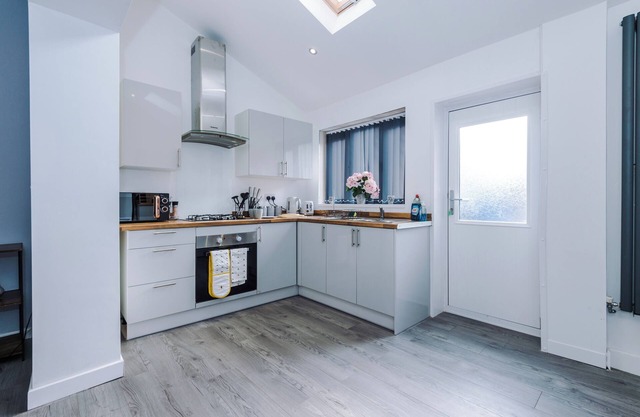 Welcoming 3-bedroom apartment with WiFi in charming Golborne