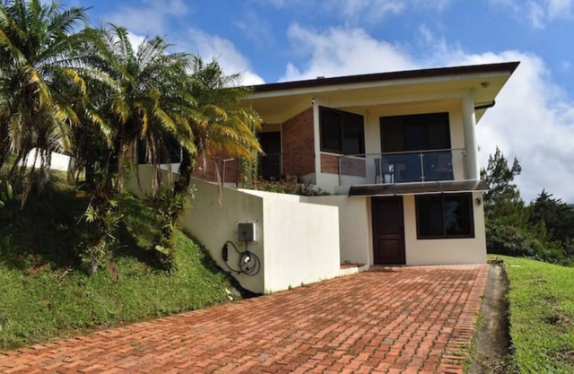 Welcoming 3-bedroom house with WiFi in Tilaran