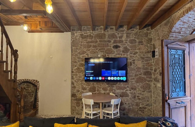 Welcoming 4-bedroom house with AC in charming Ayvalık