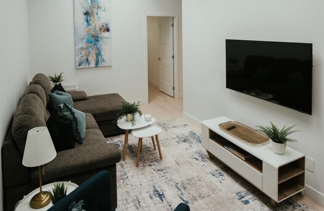 Welcoming and Light Filled 2bdr Apartment
