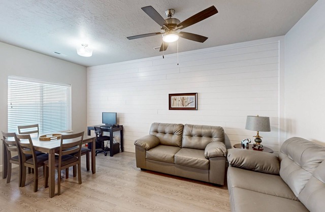 Welcoming end-row townhouse with mtn views, wifi + dog friendly