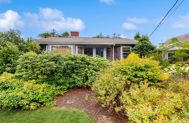 Welcoming island cottage with patio & enclosed yard - close to town & beaches