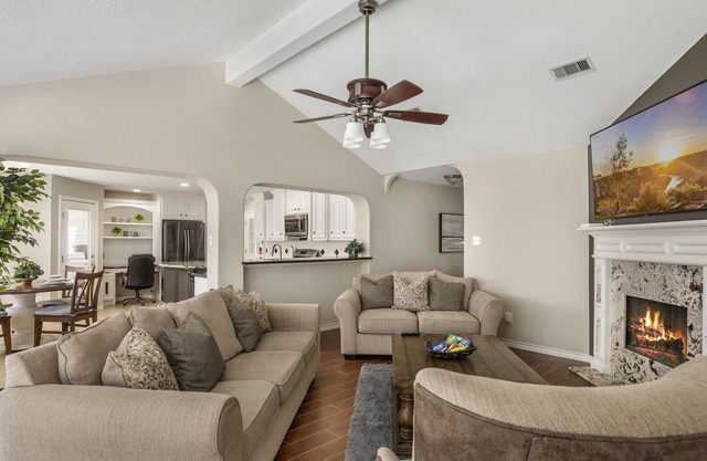 Welcoming Remodeled Home Minutes From IAH Airport & Downtown