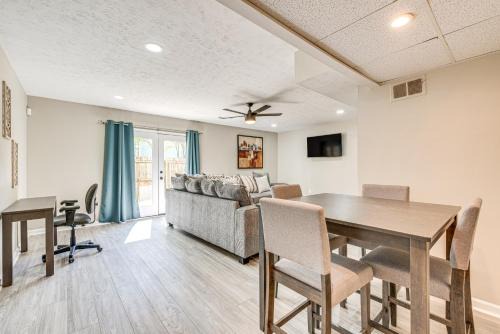 Welcoming Townhome half Mi to Downtown Smyrna