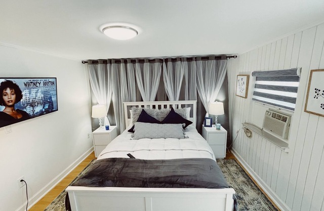 welcoming you to a Bedroom kitchen and parking