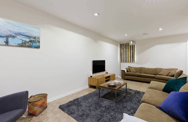 Well-appointed 3 Bedroom West-London House (max 6 people)